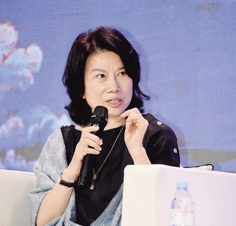 董明珠办公室挂的照片!