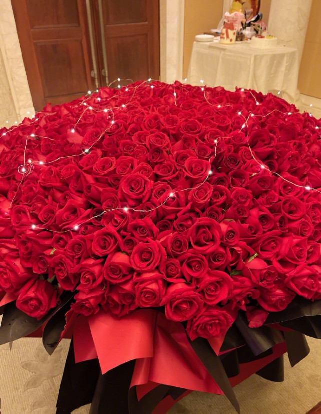 因为刚巧是李湘生日和两人结婚纪念日,第一张图是一捧巨大的玫瑰花束