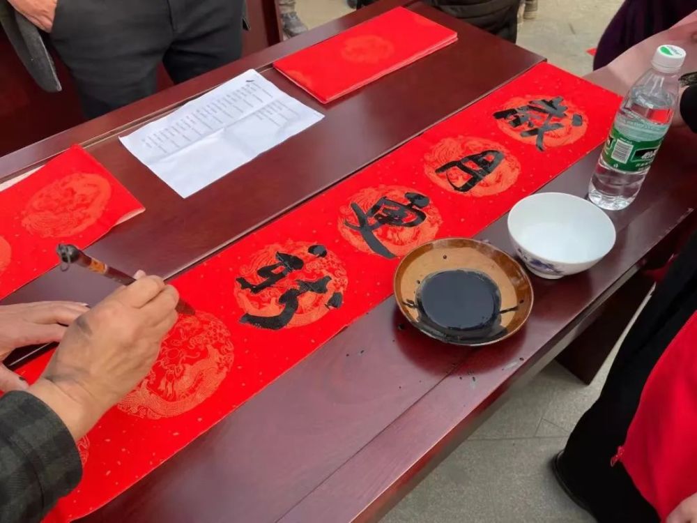 浓浓墨香迎牛年,送福送喜送春联