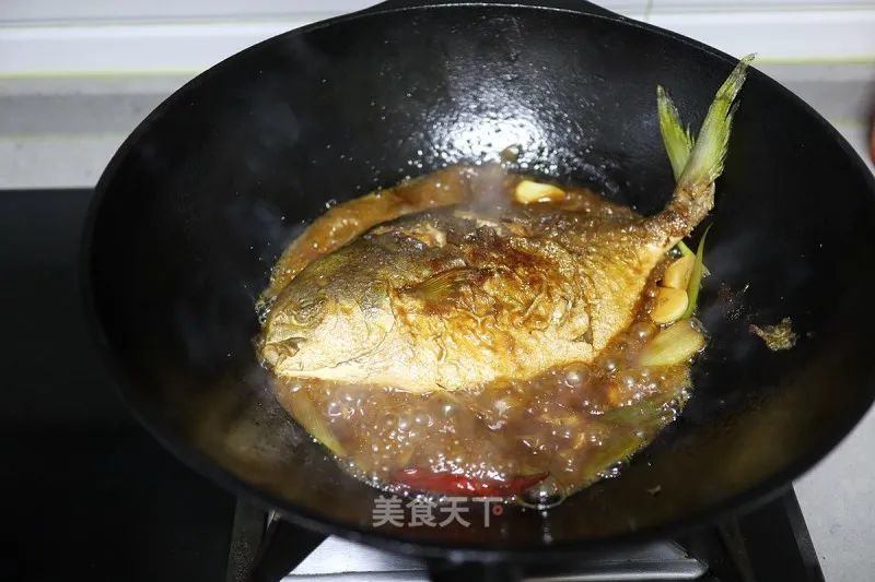 红烧鲳鱼,不仅好吃下饭,做法还简单!每一口都锁住了鲜味!