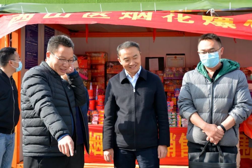 综合检查 2月10日,西山区区长朱滔带队对全区2021年春节期间安全生产
