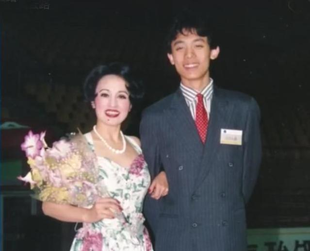 朱明瑛:35岁弃子赴美深造,转战商业成女强人,至今仍未婚