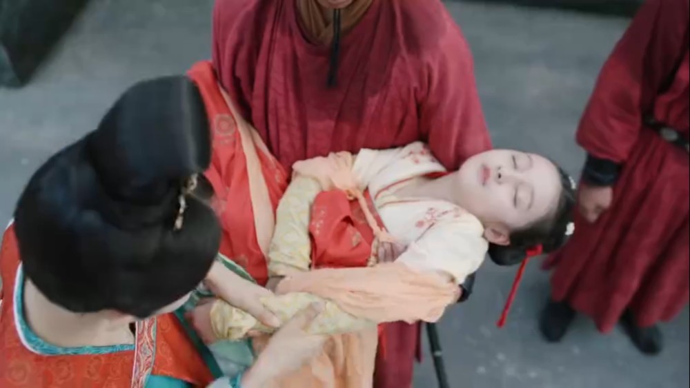 风起霓裳:安氏为保护女儿琉璃,勒死女儿后上吊自尽