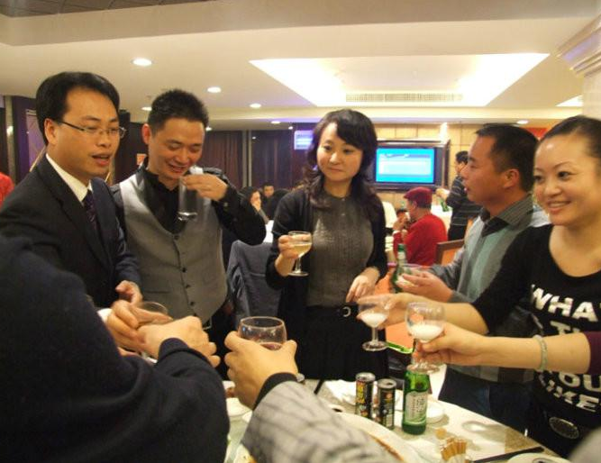中国式酒局:看权威与服从的表演