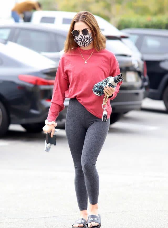 露西·海尔穿粉色t恤搭灰色无痕裤,穿拖鞋也能秀美腿