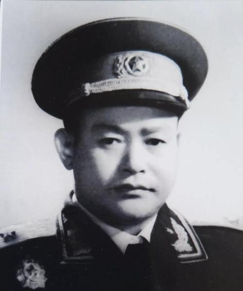 这位少将平级调动,太忙没去,让另位中将担任,他后成大