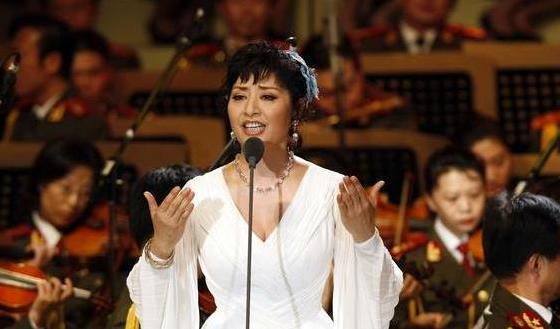 一婚当天后悔,二婚嫁老外拒改国籍,今64岁无子的她却无憾