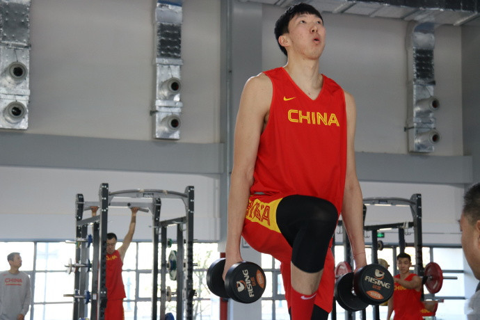 周琦春节期间严格训练,增重成功肌肉线条明显,表决心被嘲讽