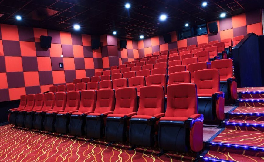电影院座位为何都是红色?关灯之后,"科学秘密"显现出来!