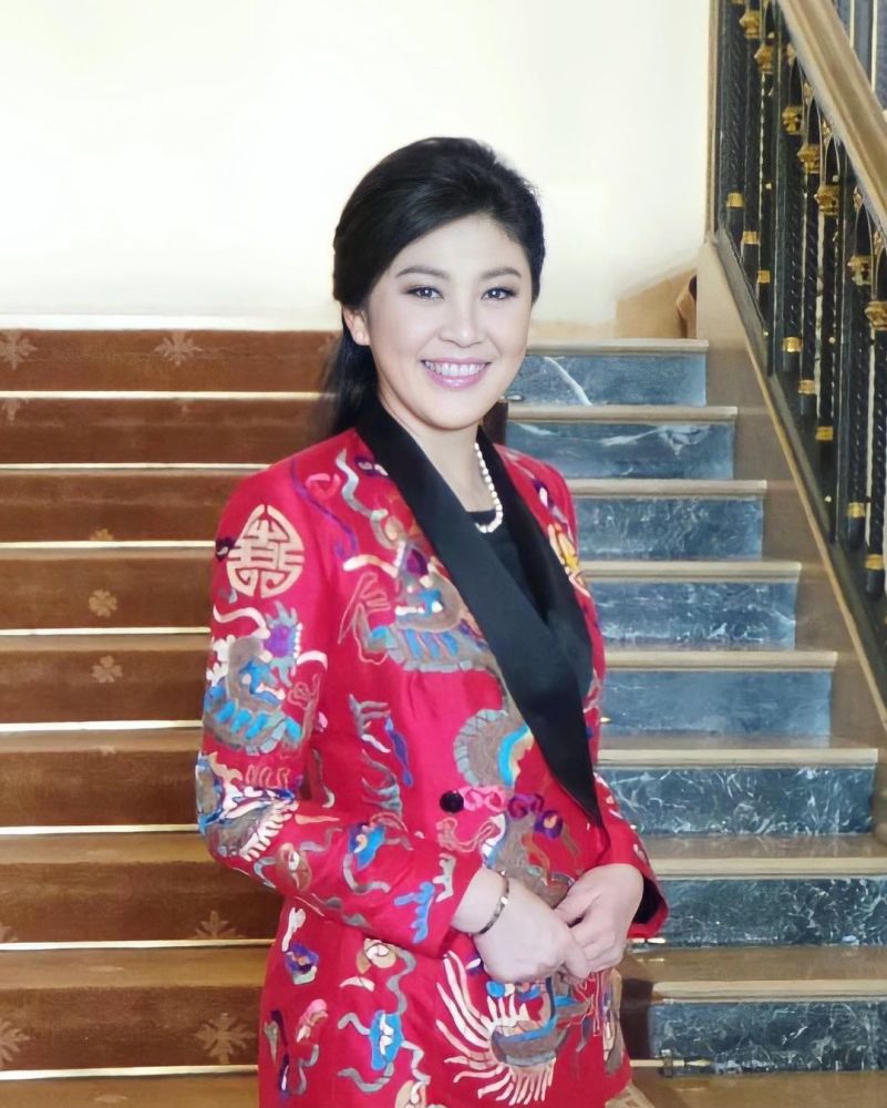 53岁泰国前总理英拉拜年,穿中国龙纹丝绸外套大气,略施粉黛面如桃花