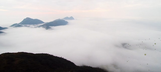 广东粤西最高峰大田顶,海拔高度达1704米,云雾缭绕