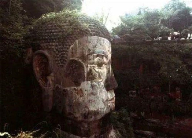 乐山大佛胸口发现一密室,早年间被盗墓贼光顾,只留下一块石碑
