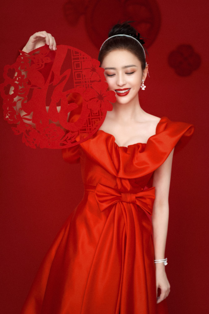 佟丽娅一袭红裙,美得优雅大方