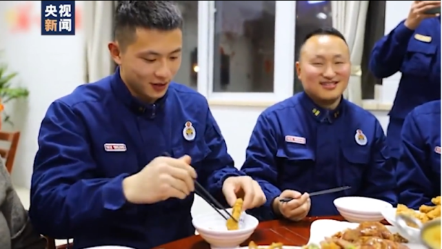 吃到父母寄来"年夜饭 消防员哭成泪人|年夜饭|夏鹏程|淮安|江苏淮安