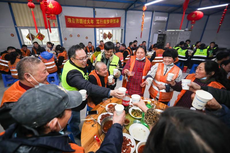 80多人在中建三局华东公司瑞虹10号项目工地食堂里吃年夜饭.