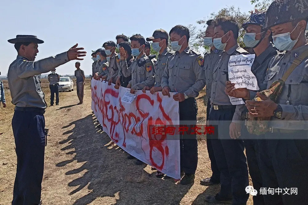 缅甸多地,本该执行警戒的40名警察现场反水支持示威群众