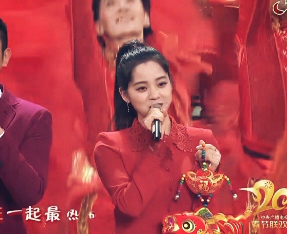 春晚开场曲目光全在她身上,网友:欧阳娜娜完败