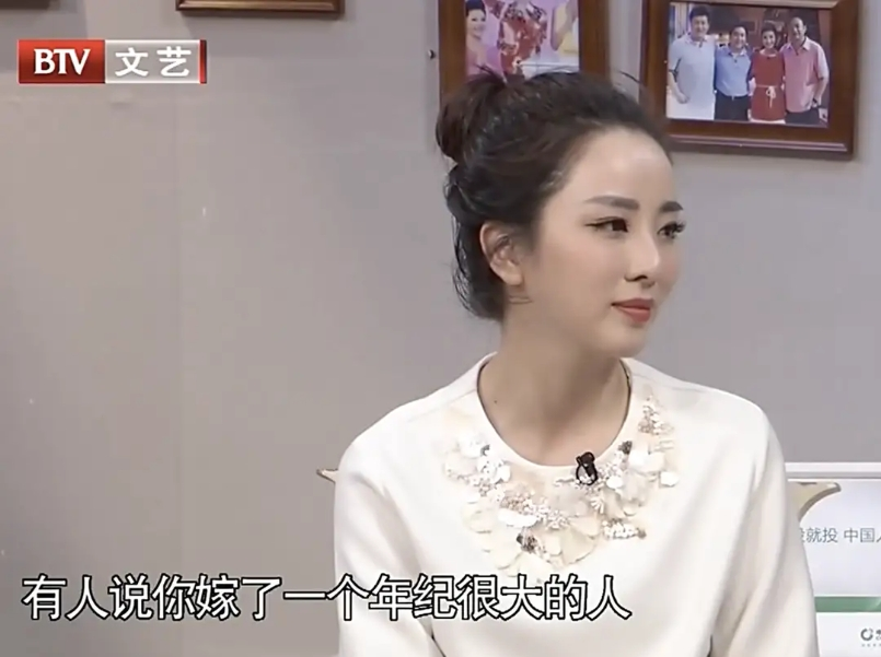 春晚女神主播34岁李思思红色西装笑容甜美被誉为董卿接班人