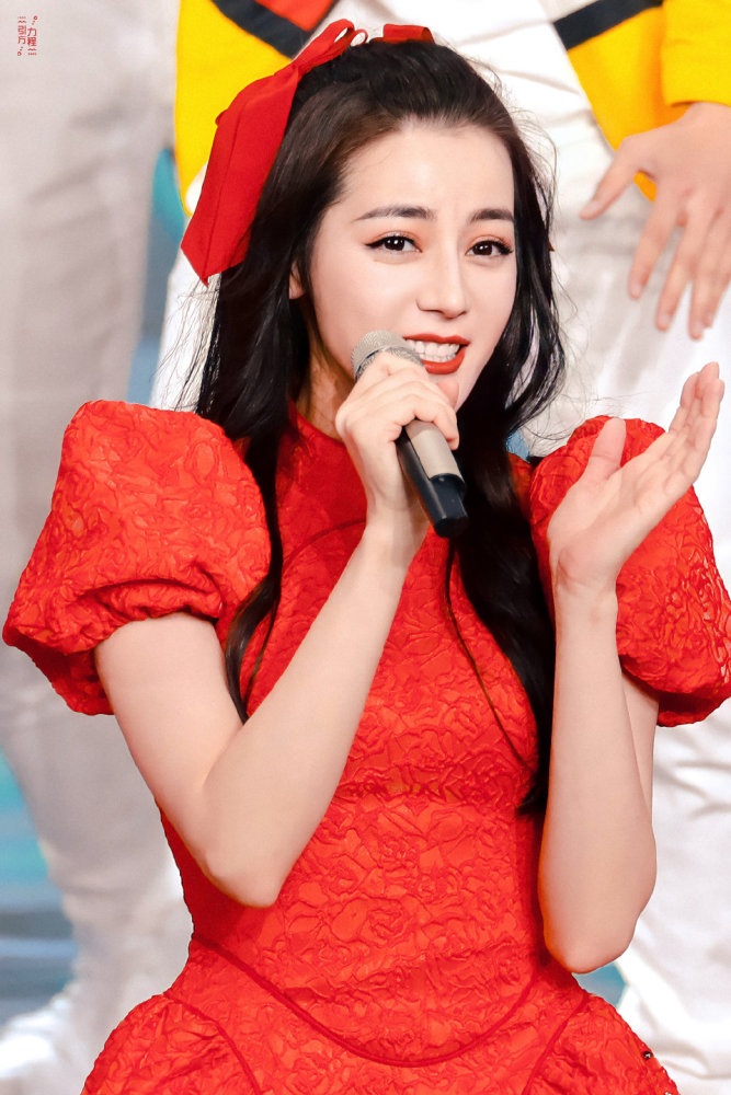 迪丽热巴央视春晚造型,旗袍式红裙搭配蝴蝶结,元气少女本人,是18岁吧