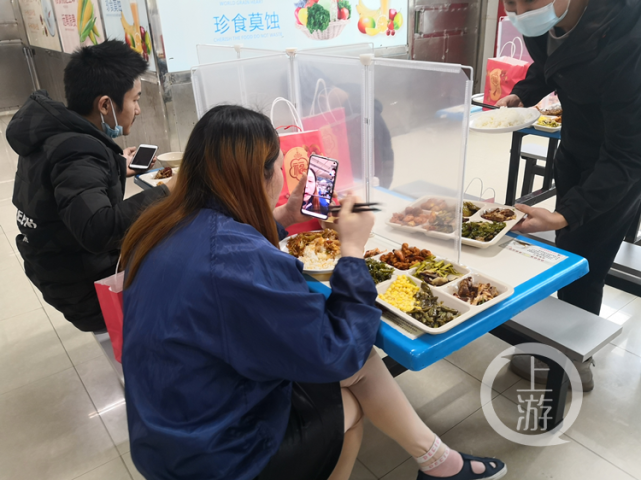 除夕夜重庆企业给留岗员工加大餐 让年夜饭吃出"年味"