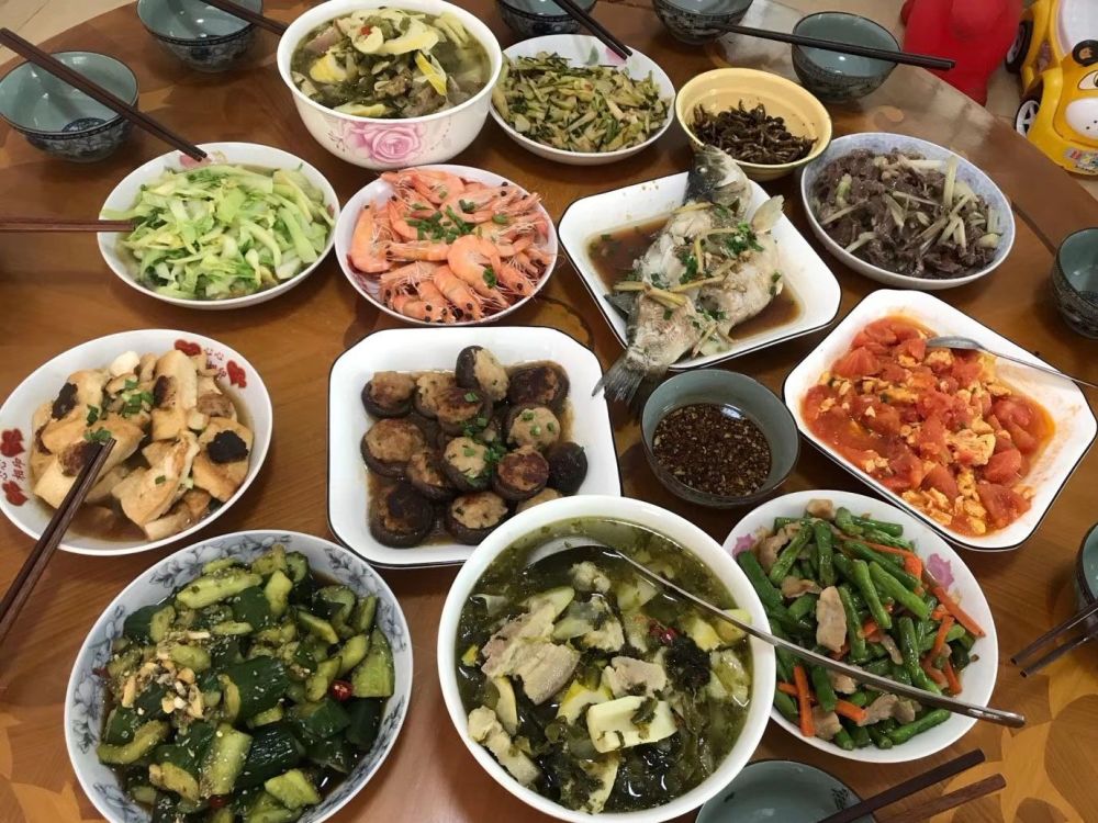 广东人晒年夜饭,看看这9家,最后1家虽然寒酸,但却让人