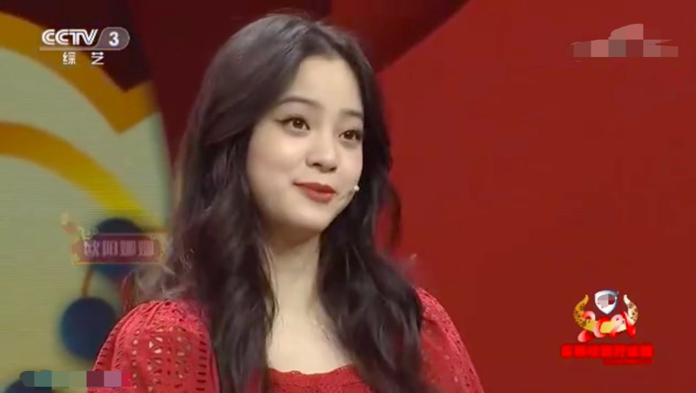 春晚女明星比美!关晓彤本命年梳牛角辫,热巴一身红裙似洋娃娃