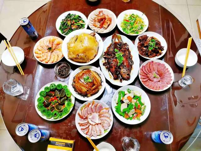 下图是来自山东青岛,名叫"齐晨妤"的网友做的年夜饭,小家庭的年夜饭