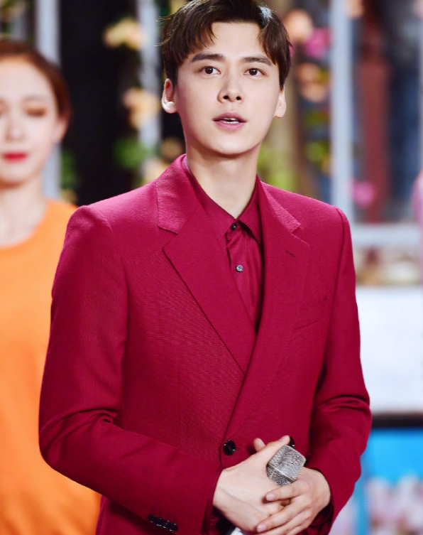 李易峰,在春晚上表演歌曲《明天会更好》,与朱一龙一同登台,并且二人