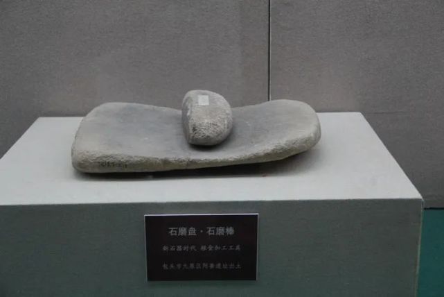 根据器物形态学的比较研究,阿善一期文化与新石器时代早期的仰韶文化