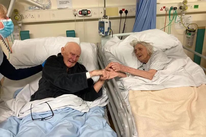 催人泪下!91岁夫妇感染新冠,在病床前手牵手道别
