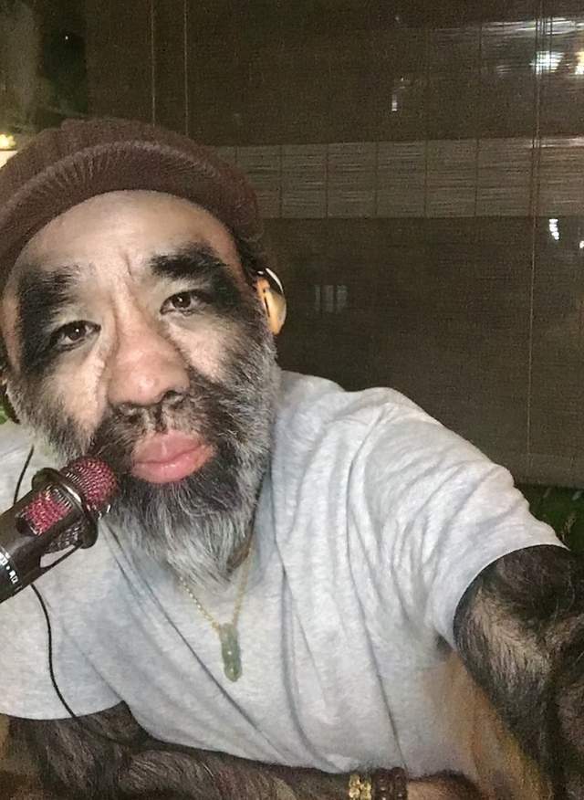 于震寰:一出生就被研究,42岁娶90后娇妻,被女友母亲要求脱毛_腾讯网