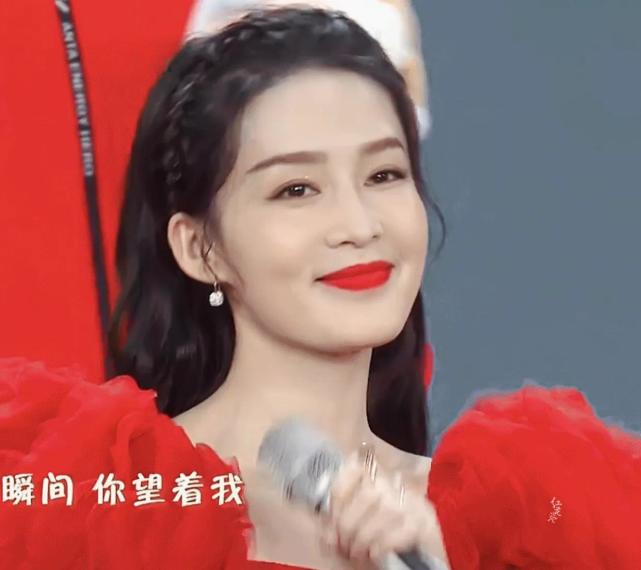 李沁 李沁太适合春晚了,每年的春晚造型都很明媚,明眸皓齿的样子惹人