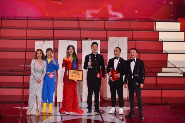 首登春晚压轴表演,她就是站在李谷一身边的新面孔学员张心心