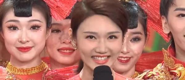 龙洋首次主持春晚太大气!穿红裙酒窝笑超喜庆,接班董卿气场不输