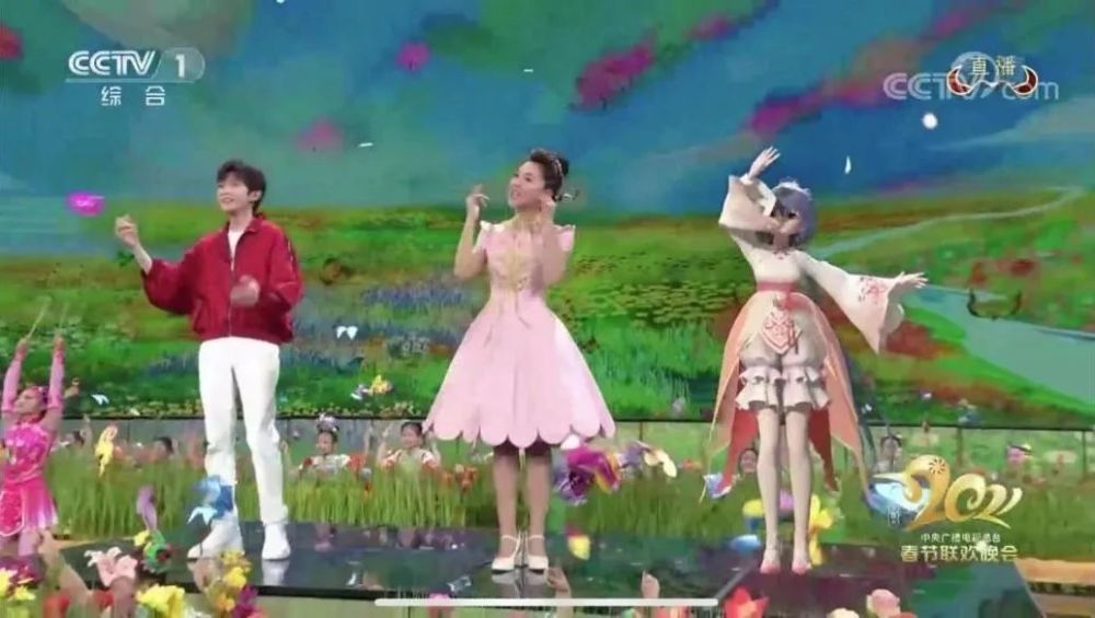 在少儿歌舞《听我说》中,月亮姐姐,王源与虚拟歌手"洛天依"一起演唱.