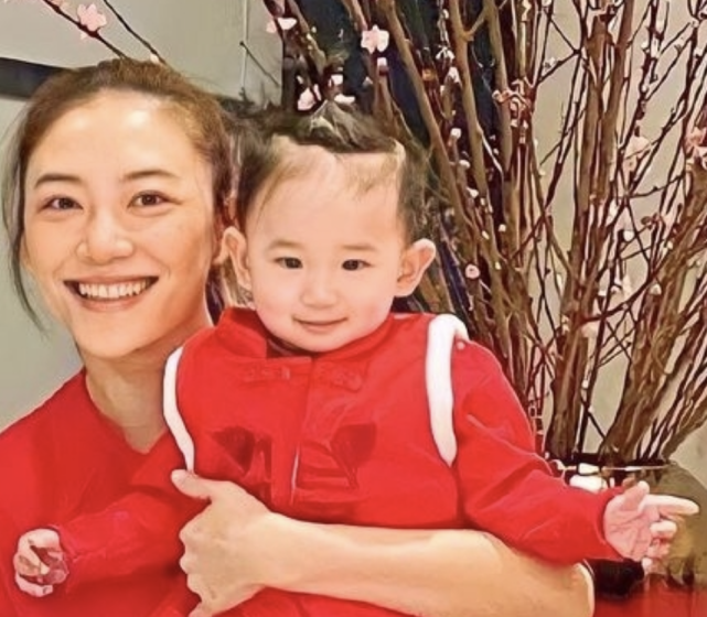 陈小春晒全家福曝光弟弟正脸,hoho五官秀气如女孩儿