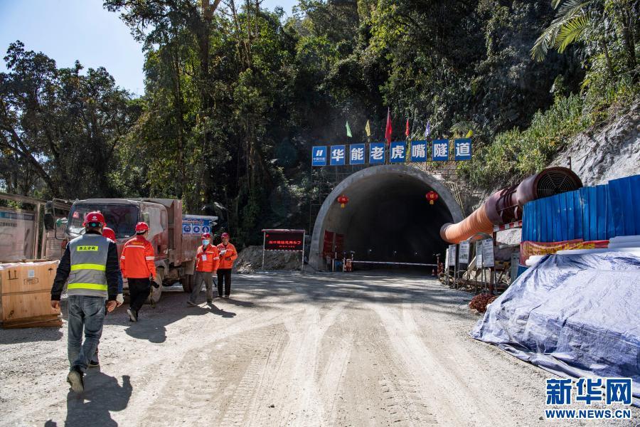 这是施工中的派墨公路老虎嘴隧道出口端(2月10日摄.