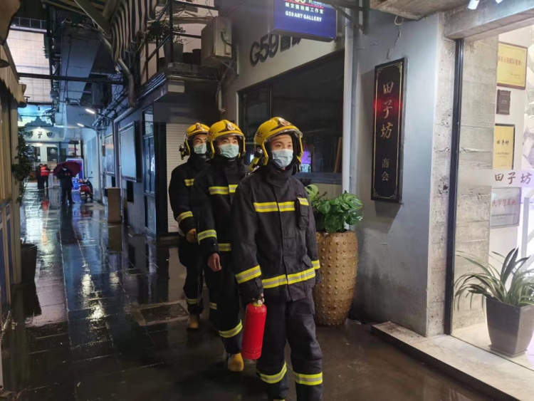 上海消防员除夕彻夜值守为市民平安过春节保驾护航