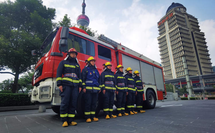 上海消防员除夕彻夜值守为市民平安过春节保驾护航