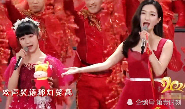 佟丽娅央视春晚红衣惊艳丫丫主持唱歌都到位开场歌舞站c位