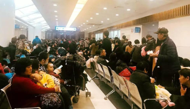 儿子发烧医院排队100号,医生却到点吃饭,家长质问为何