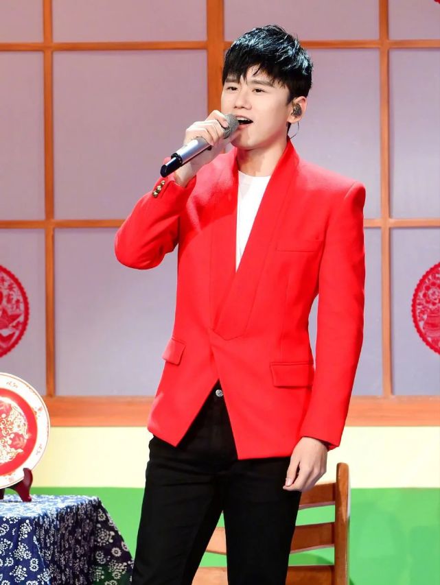 2021央视春晚张杰和易烊千玺 带来温暖歌曲《亲戚》 点击边框调出
