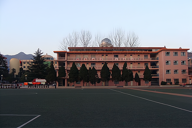 商洛市初级中学始创于2017年6,其前身系"商山书院",位于陕西省商洛市