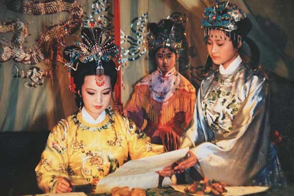 从八十回找蛛丝马迹:元春是怎样死的?是由于什么,又