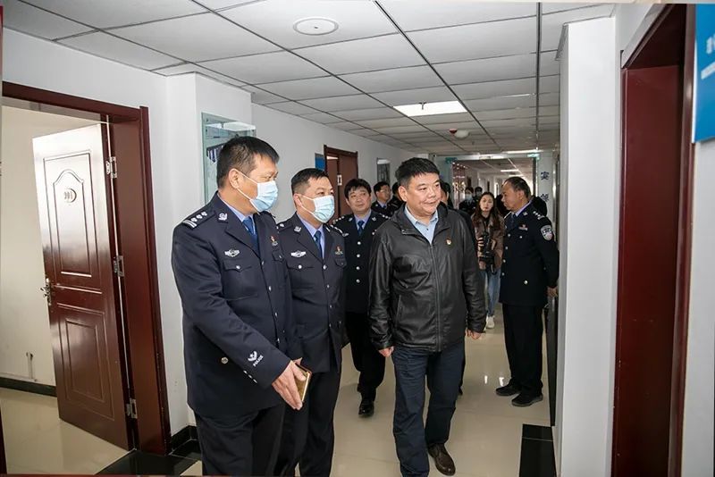大年初一 滑县代县长陆志杰到县公安局调研节日安保慰问公安民警