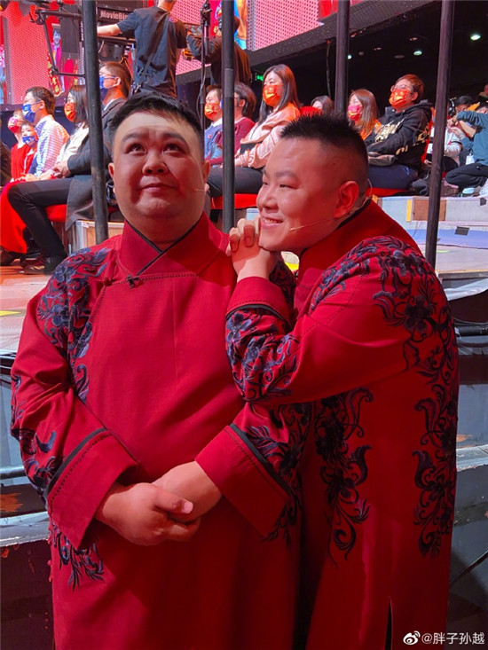 孙越晒和岳云鹏春晚演出现场合影,和尚筱菊八个字互动