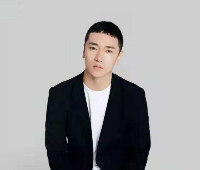 歌手王琪火了可可托海的牧羊人太感人从酒吧唱上春晚舞台不意外