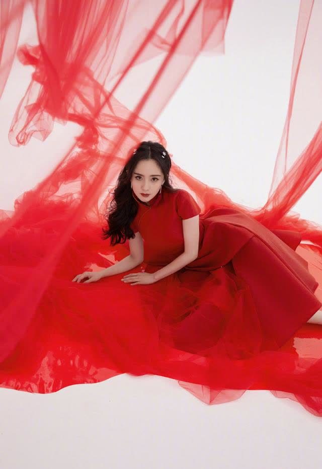 杨幂首登春晚舞台造型,一袭正红蝴蝶结裙装,优雅温婉的东方风情