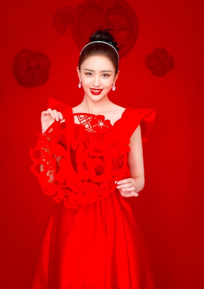 春晚女明星红裙演出,周冬雨,杨幂,迪丽热巴,李沁穿红裙,你最喜欢谁?
