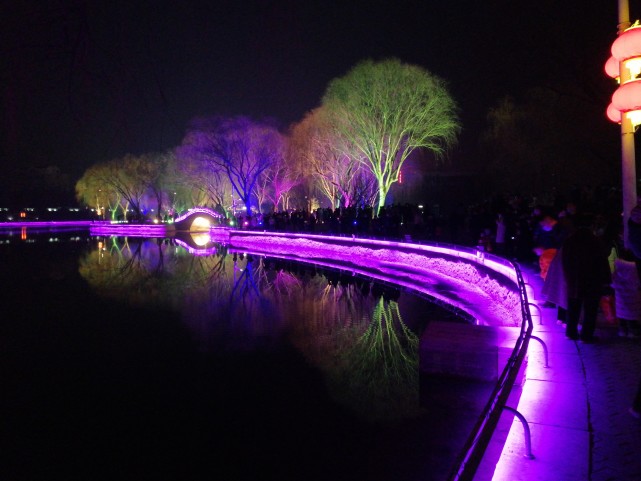 石家庄鹿泉区的海山公园,晚上的灯光非常好看,吸引了大量的游客
